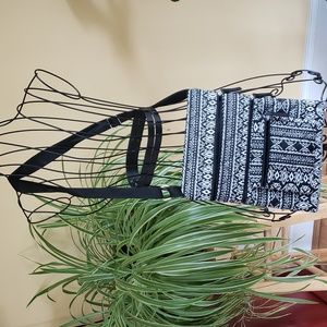 Cross body bag black /white NWOT  Multi pockets quilted lining